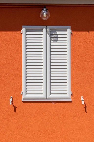 Persiane in alluminio a due ante con cardini realizzate  da Cesari srl di Recanati