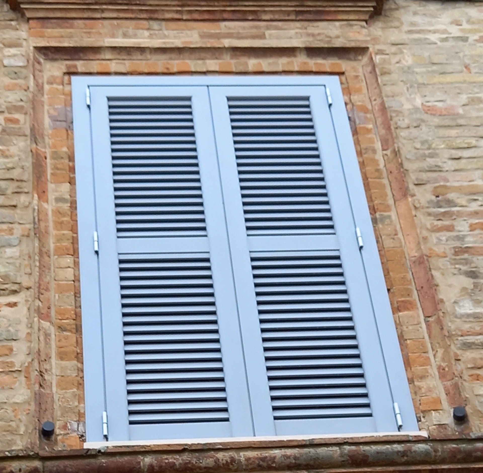 Persiane in alluminio a due ante con telaio realizzate  da Cesari srl di Recanati