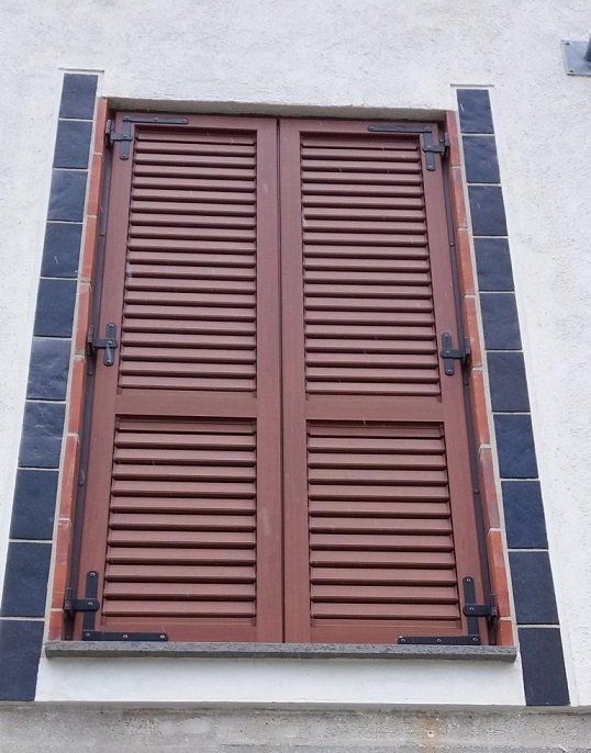 Persiane in alluminio finto legno scuro realizzate  da Cesari srl di Recanati