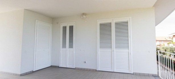 Persiane in alluminio per portefinestre realizzate da Cesari srl di Recanati