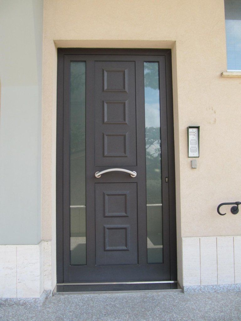 Portone di ingresso in alluminio con elemento decorativo e vetri realizzato da Cesari srl di Recanati