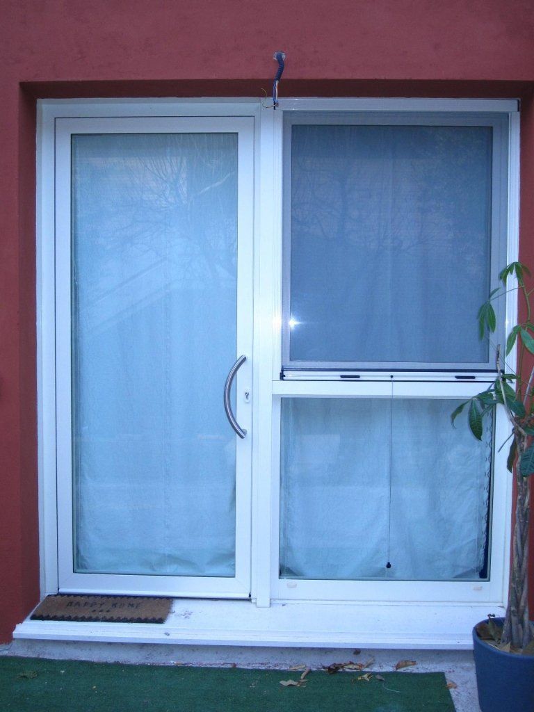 Portone di ingresso in alluminio con finestra laterale apribile realizzato da Cesari srl di Recanati