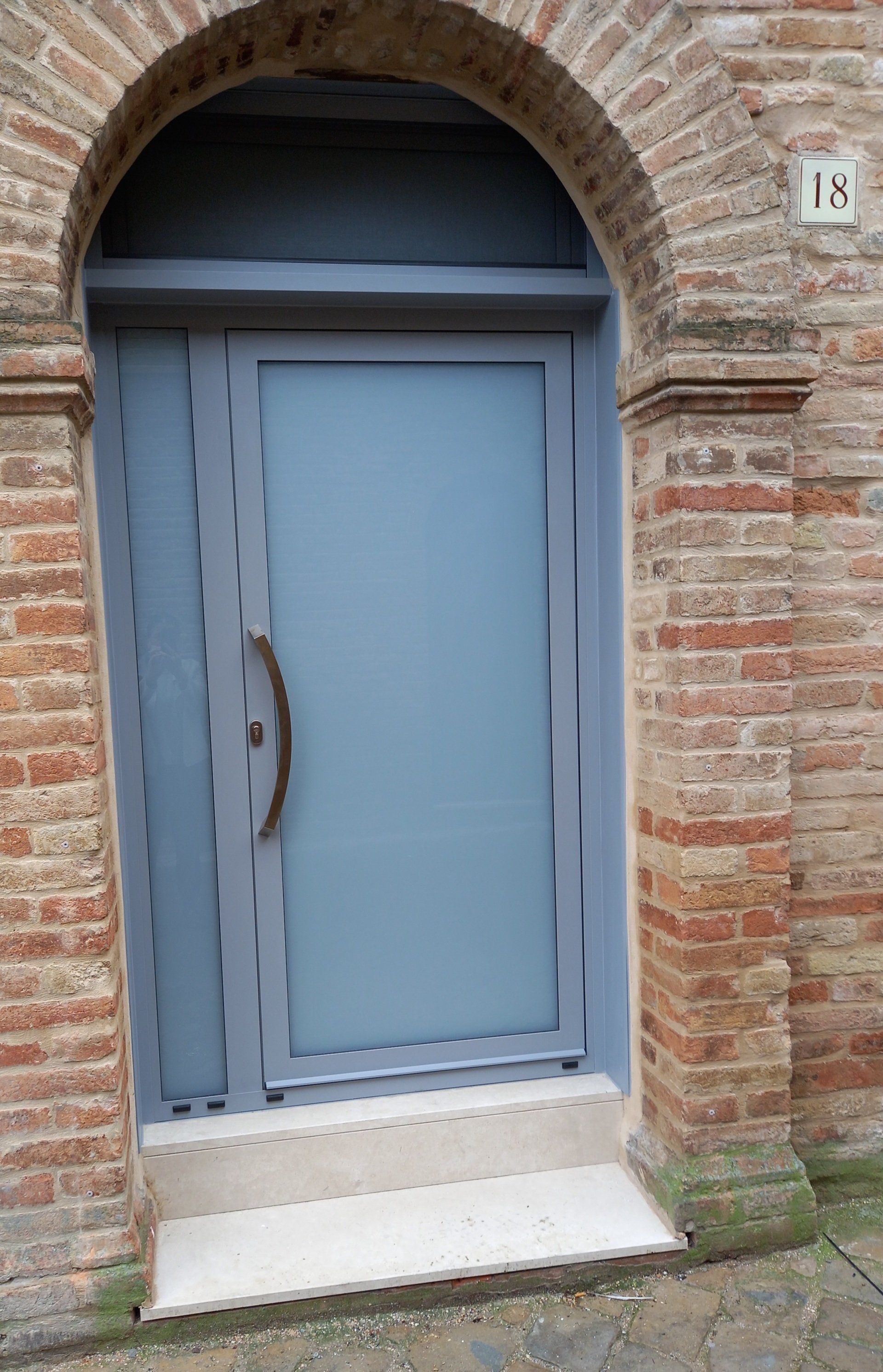 Portone di ingresso in alluminio con sopraluce realizzato da Cesari srl di Recanati