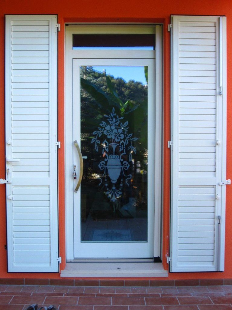 Portone di ingresso in alluminio con vetro decorato realizzato da Cesari srl di Recanati