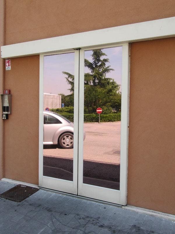 Portone in alluminio a due ante scorrevoli realizzato da Cesari srl di Recanati