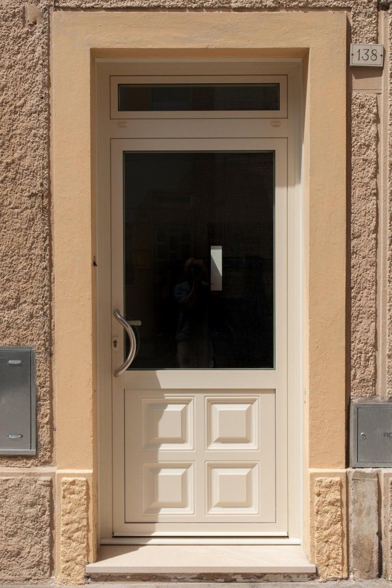 Portone di ingresso con pannello decorativo in alluminio realizzato  da Cesari srl di Recanati