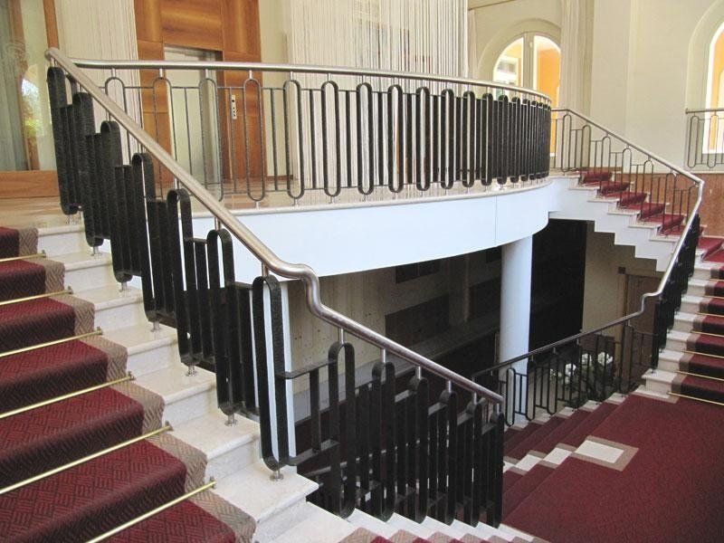 Ringhiera di scala in acciaio inox realizzata da Cesari srl di Recanati