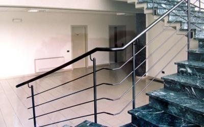 Ringhiera di una scala per uffici realizzata da Cesari srl di Recanati