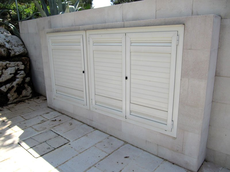 Sportelli in alluminio per copertura contatori realizzati da Cesari srl di Recanati