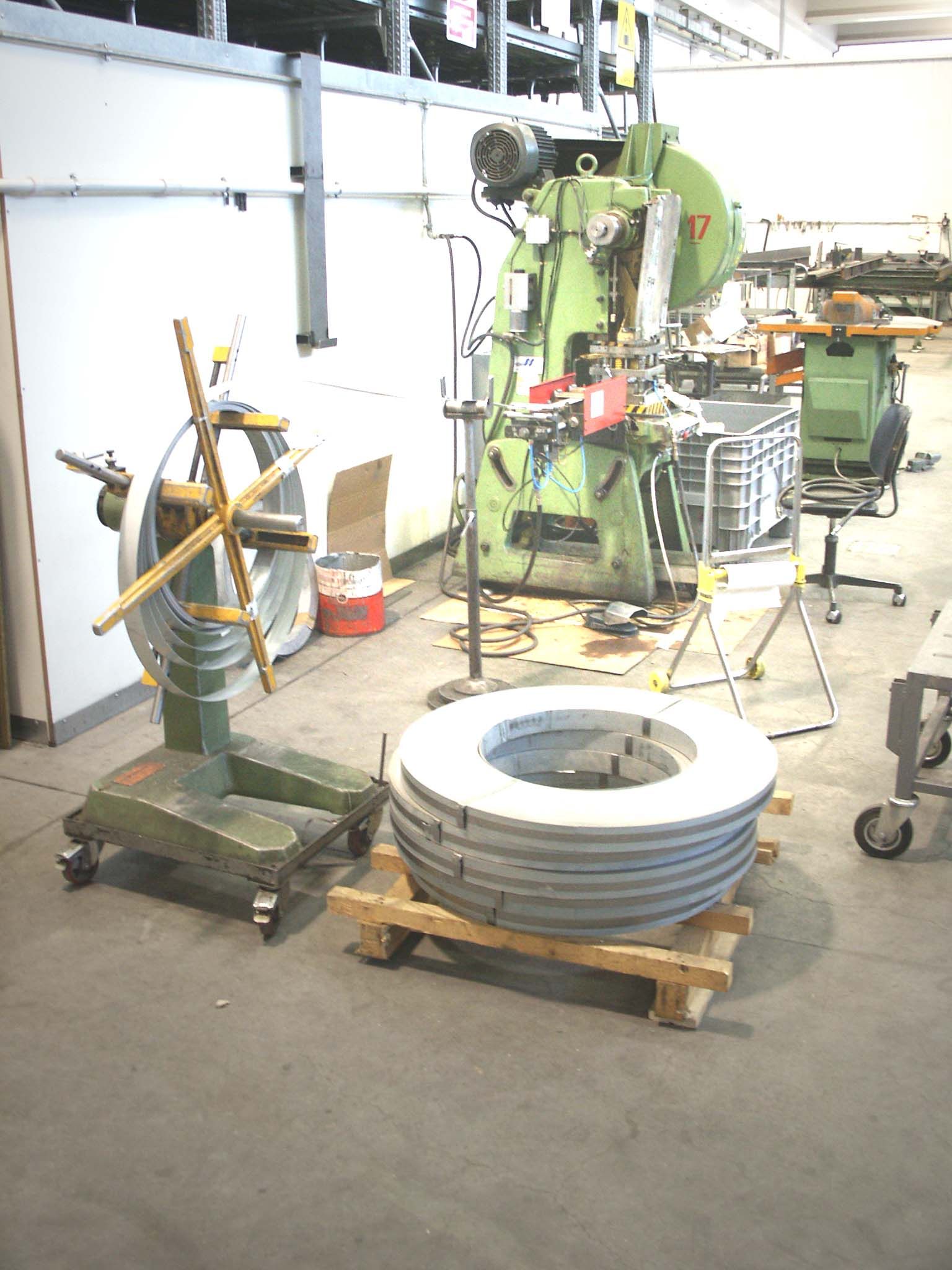 Tranciatura in automatico alla Cesari srl di Recanati