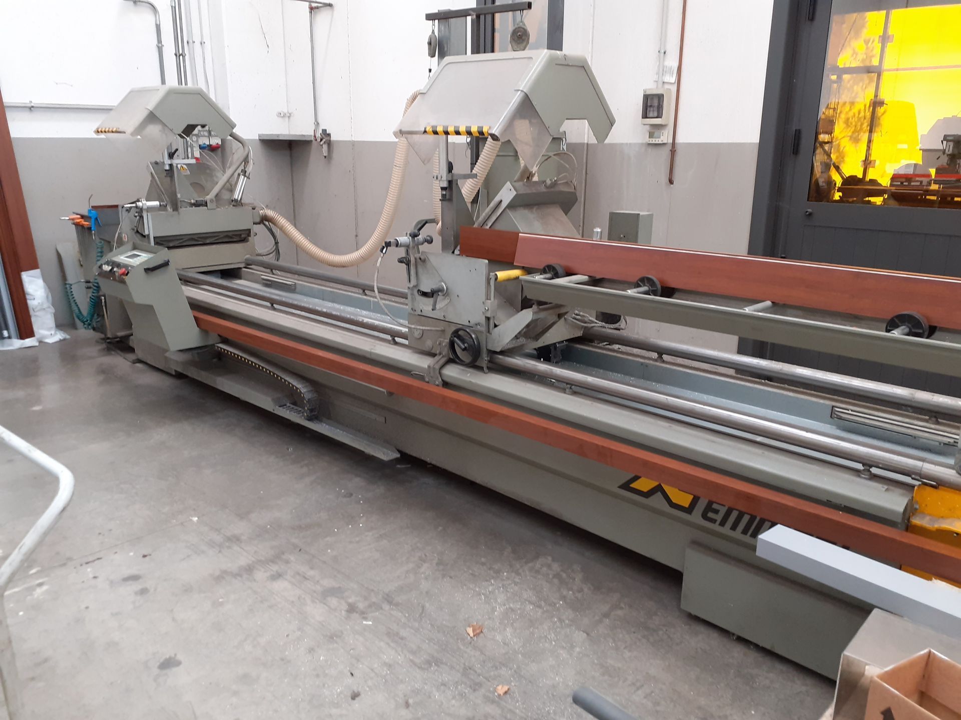 Troncatrice per alluminio a CNC a doppia testa della Cesari srl di Recanati