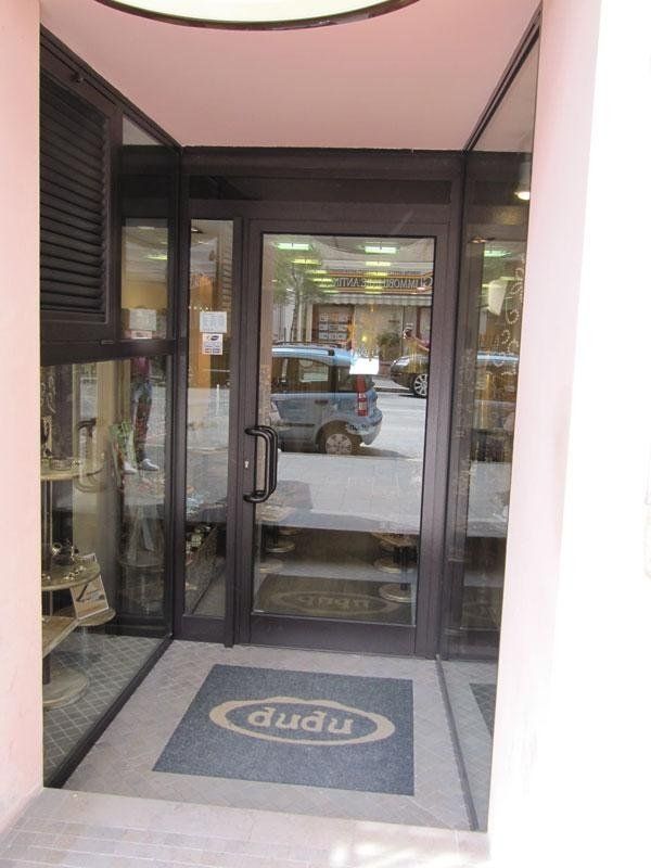 Vetrata e portone in alluminio di un negozio realizzati  da Cesari srl di Recanati