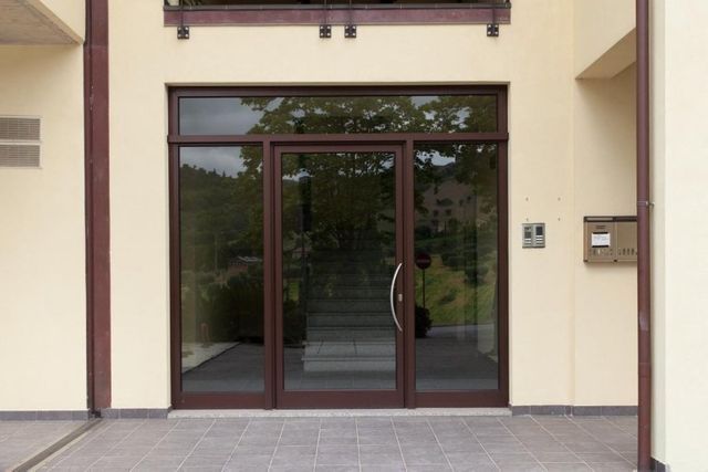 Vetrata in alluminio di un ingresso condominiale realizzata  da Cesari srl di Recanati