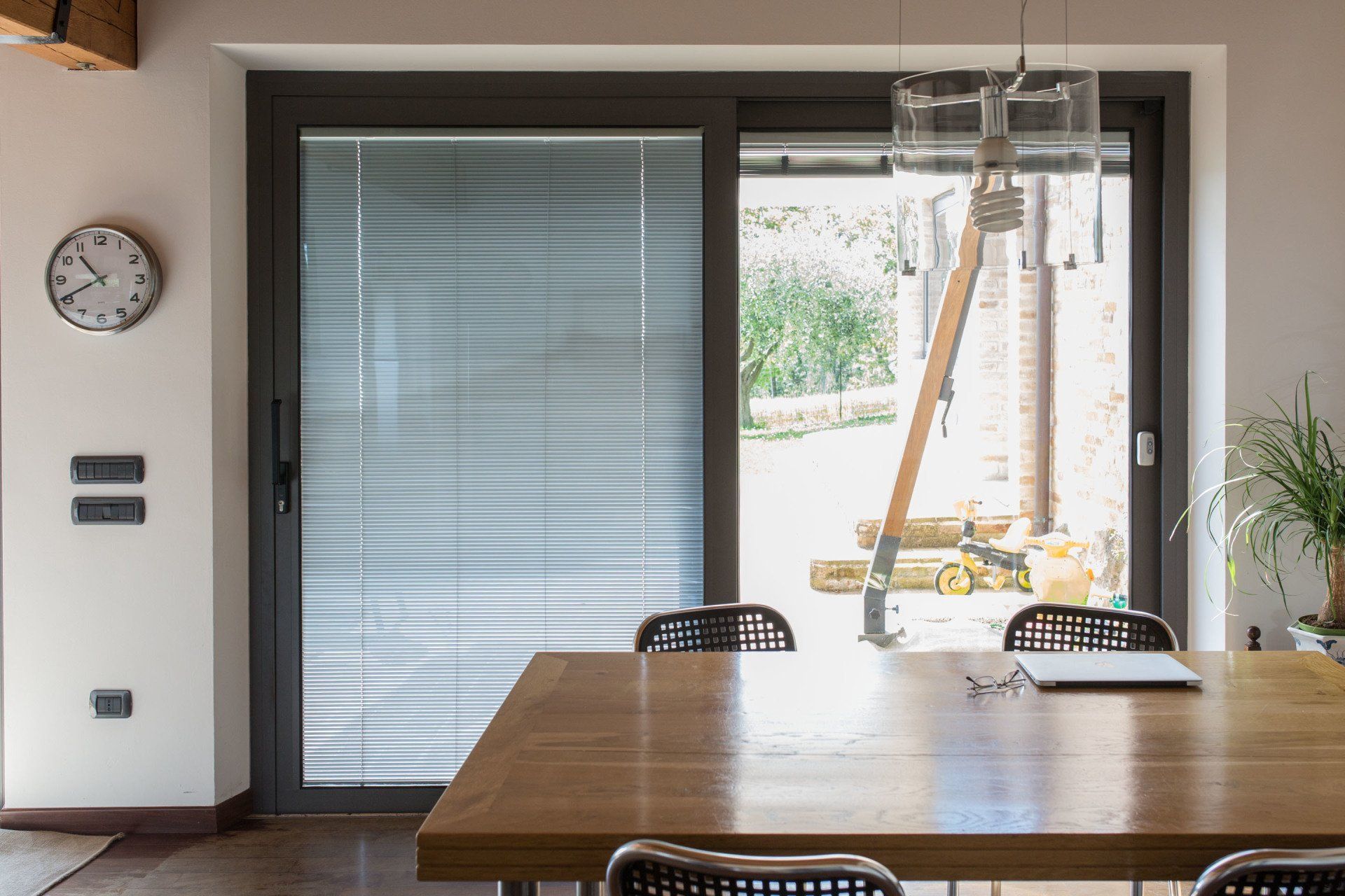 Vetrata in alluminio scorrevole realizzata da Cesari srl di Recanati