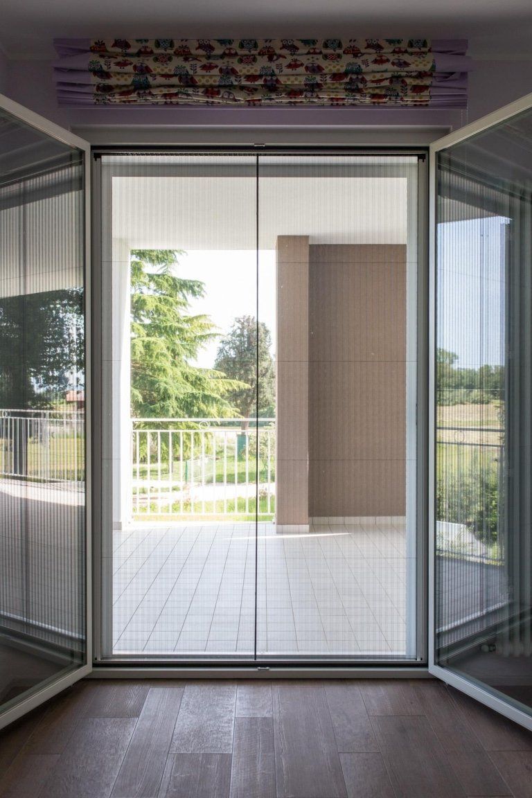 Zanzariera in alluminio su porta finestra realizzata da Cesari srl di Recanati