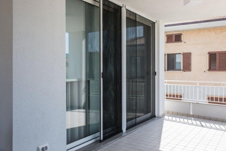 Zanzariera scorrevole realizzata da Cesari srl di Recanati