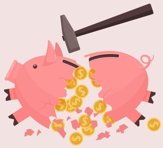 Alcancía rosa rota con monedas derramándose al ser golpeada con un martillo.