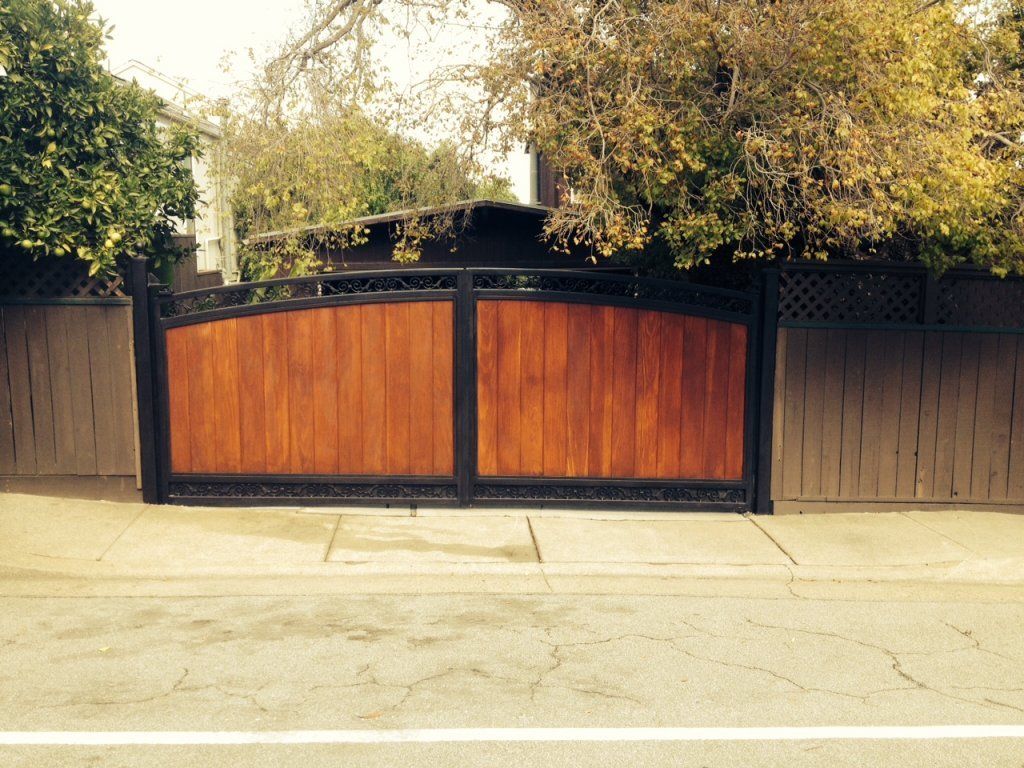 A wooden gate is sitting on the side of the road
