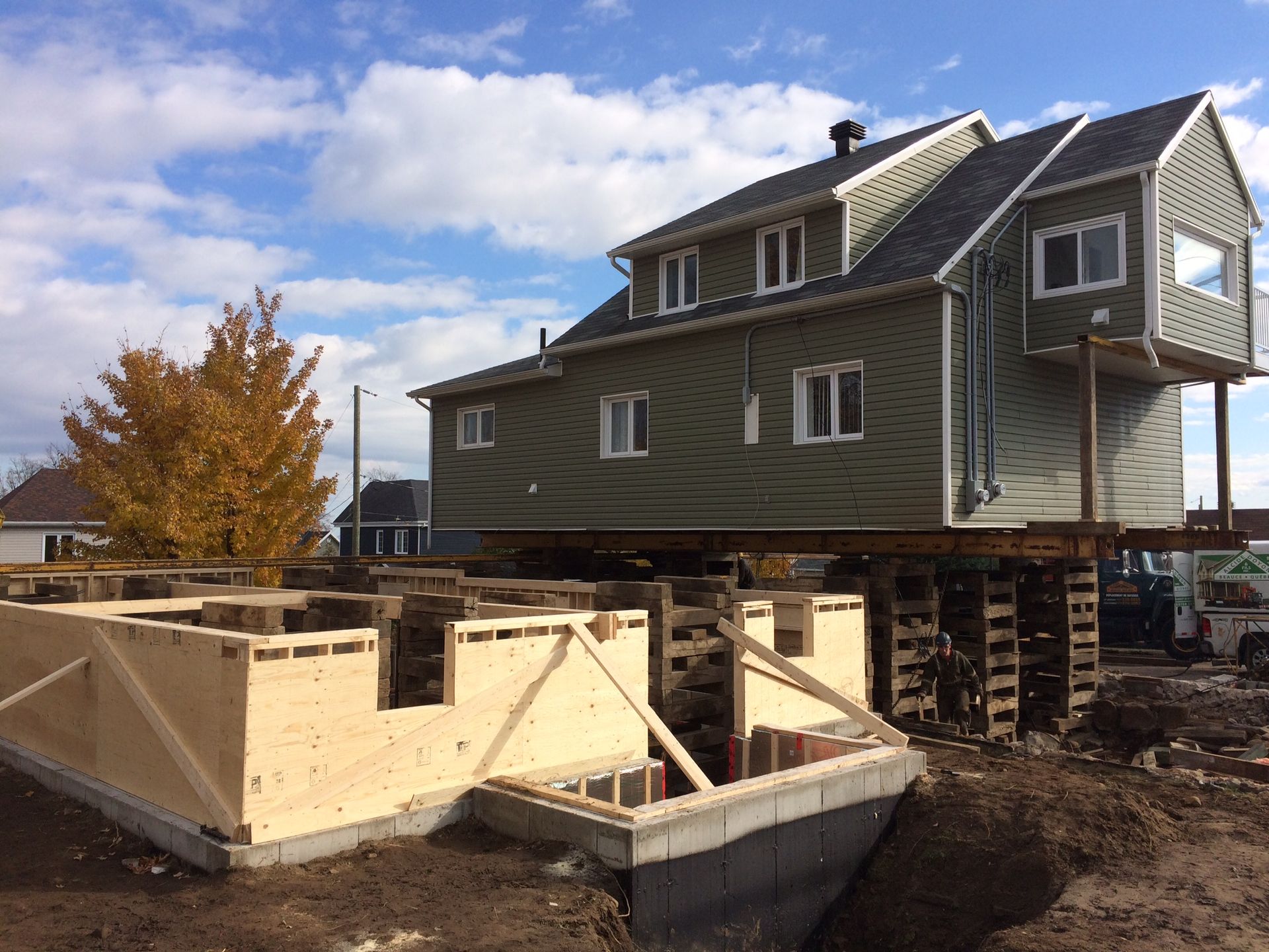 Maison surélevée sur des supports, séparée de ses fondations lors de sa construction.