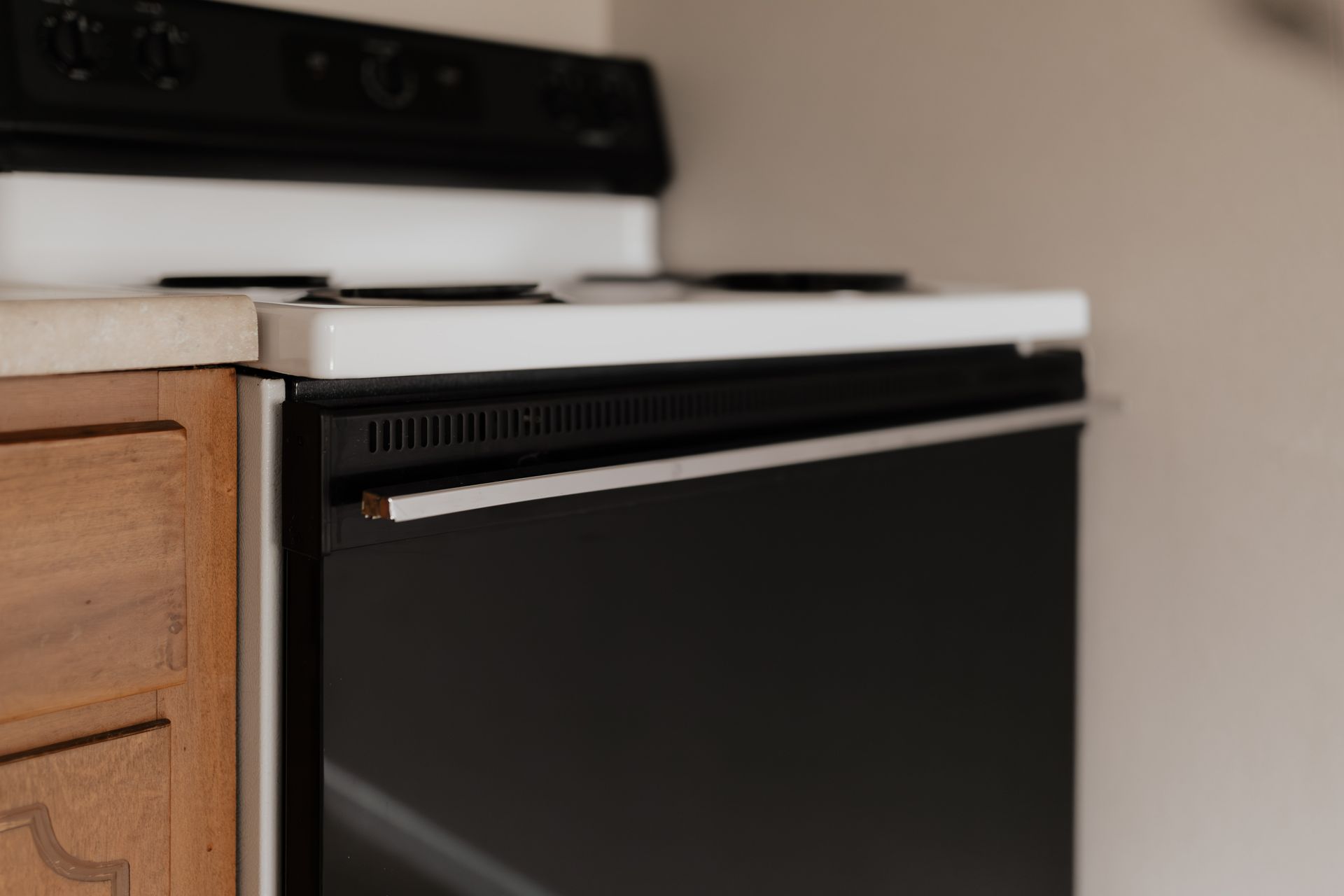 Oven and stovetop in an apartment kitchen. Apartment in South Minneapolis by RightMove Properties.