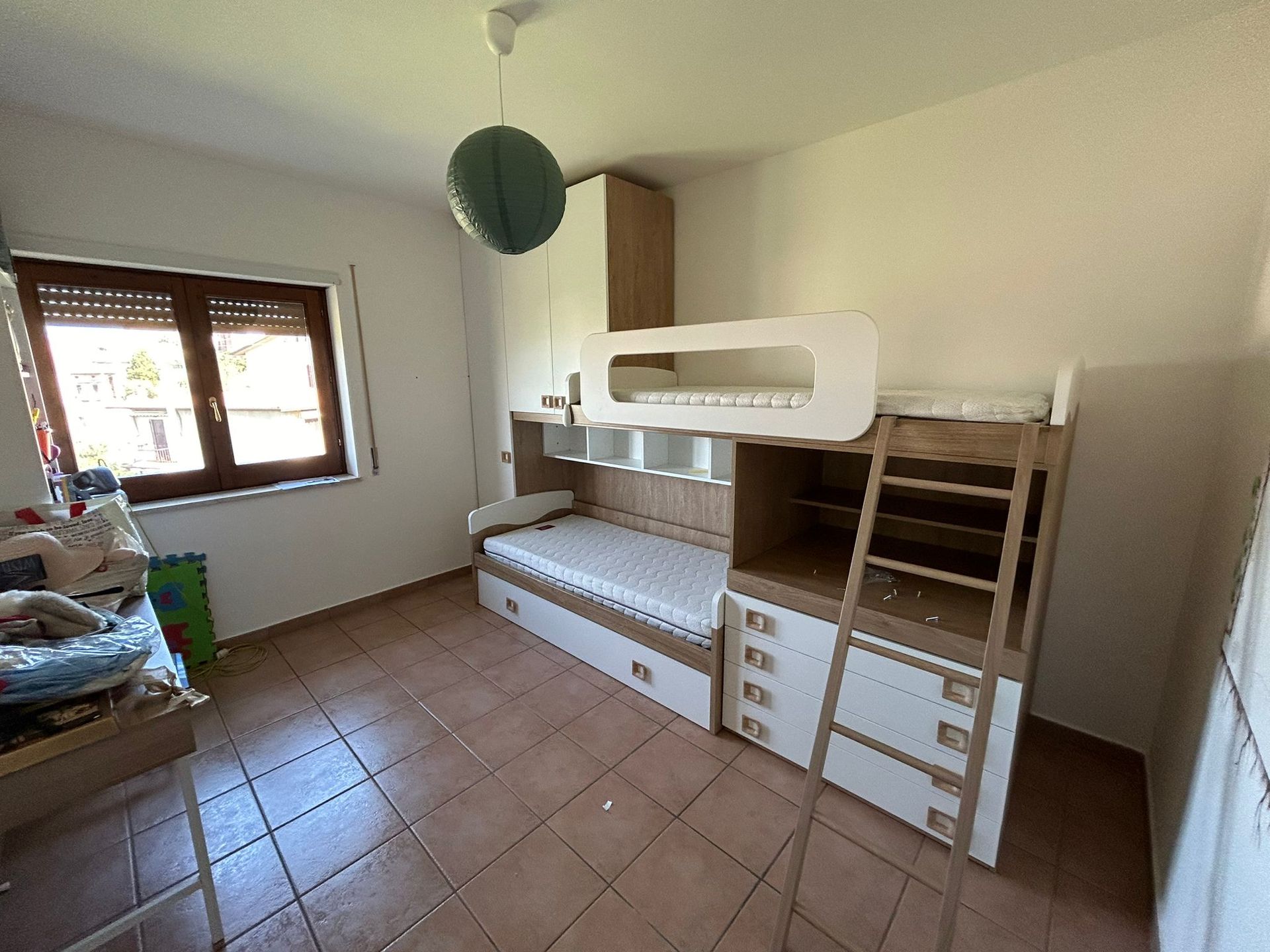 Una camera da letto con un letto a castello e una scrivania.