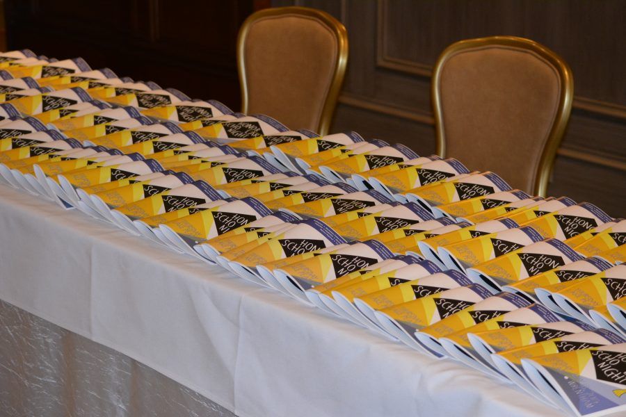 A table with a lot of name cards on it