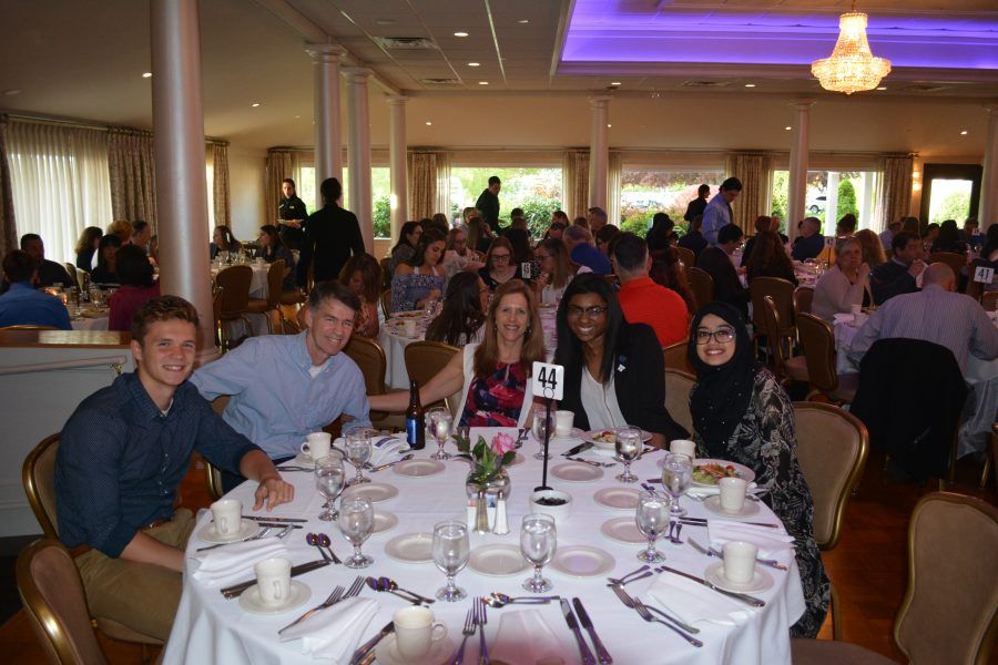 A group of people are sitting at a table in a restaurant.