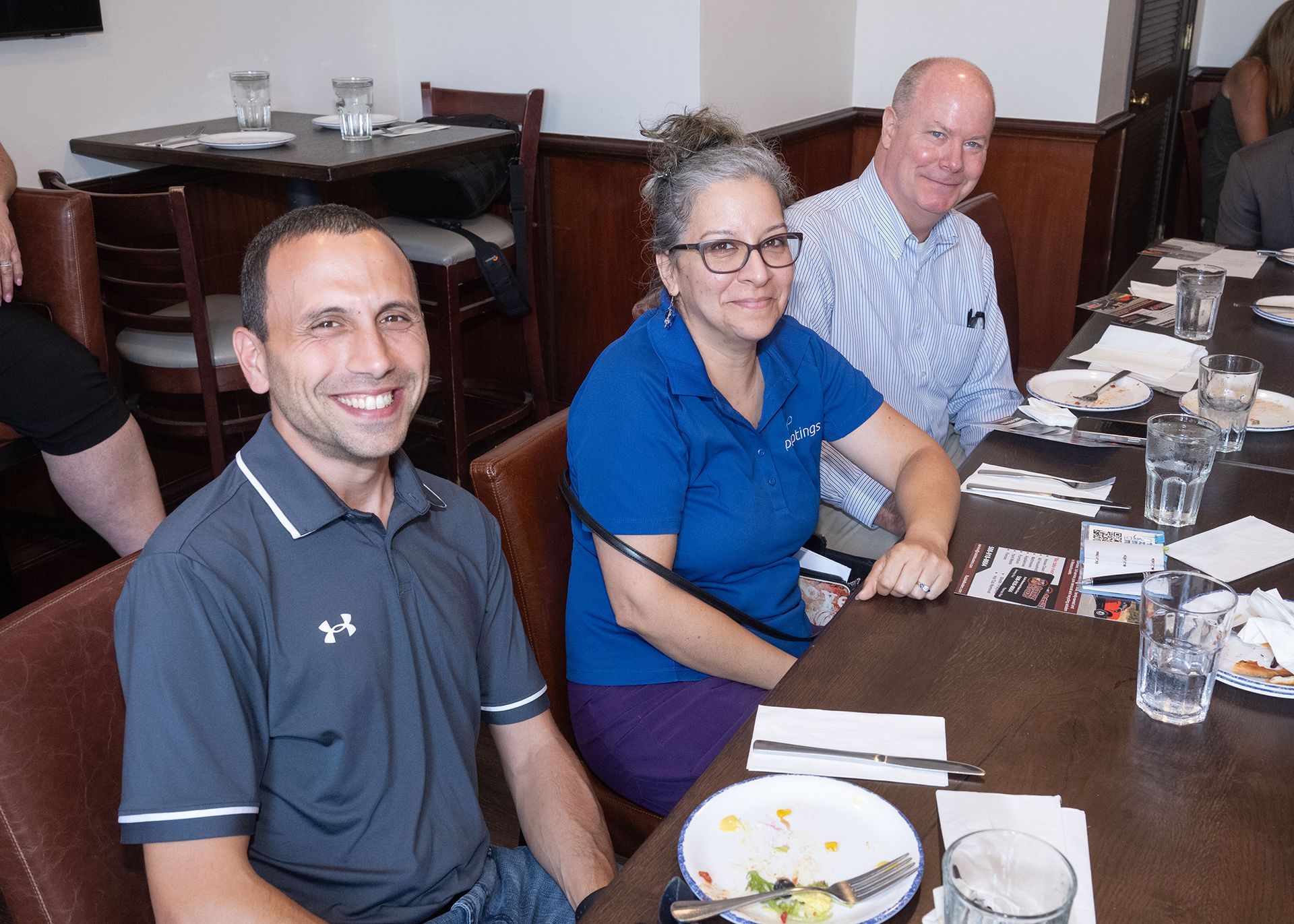 A group of people are sitting at a table in a restaurant.