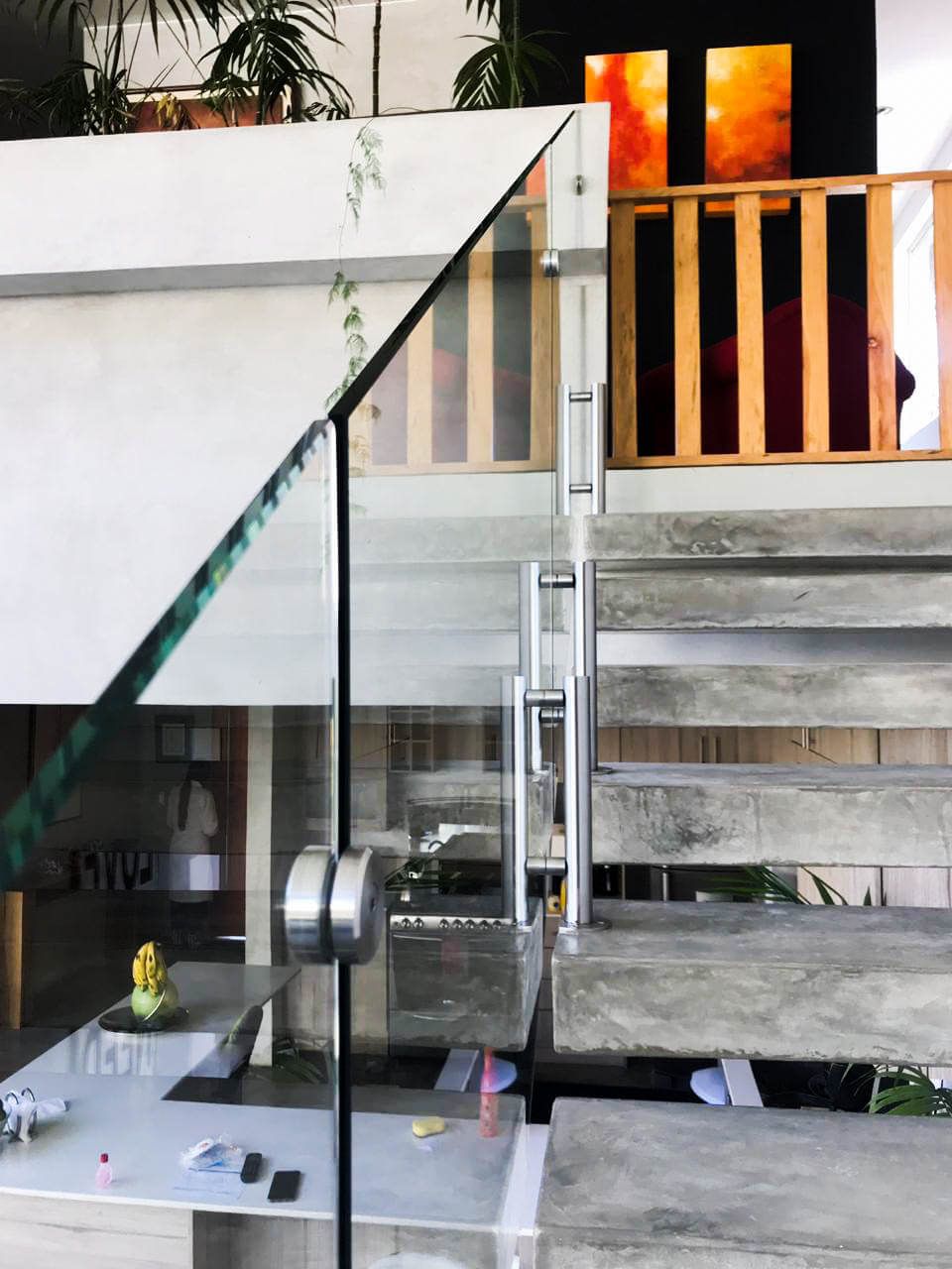 Una escalera con barandilla de cristal y barandilla de madera