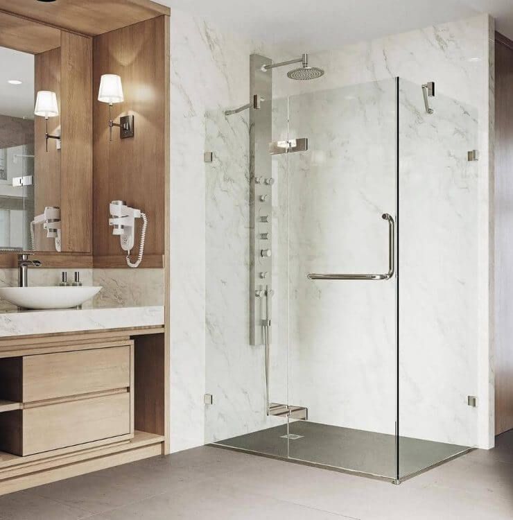 Un baño con ducha y lavabo