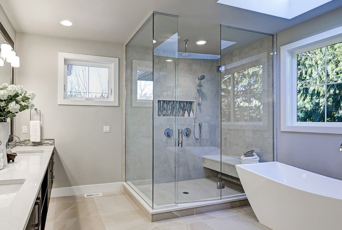 Un baño con plato de ducha y bañera.