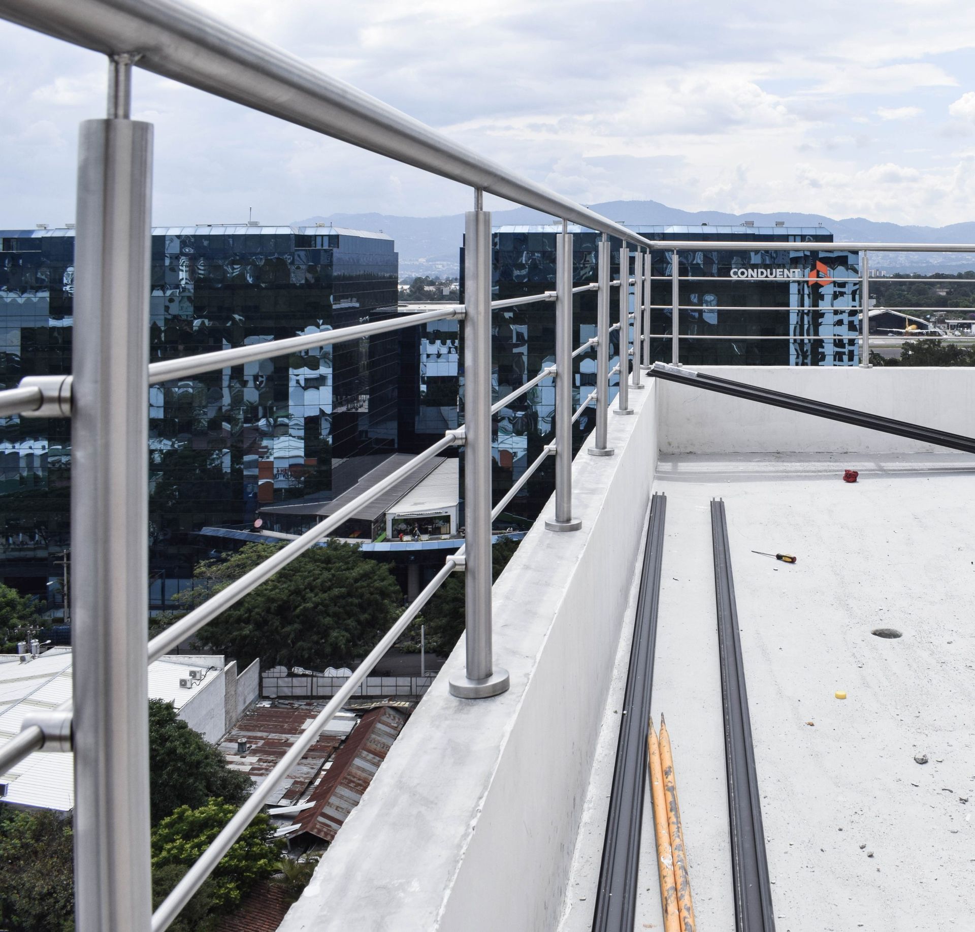 Una barandilla de acero inoxidable en el lateral de un edificio.