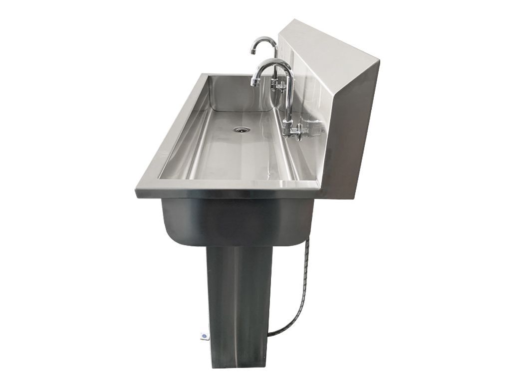 Un fregadero de acero inoxidable con dos grifos sobre fondo blanco.