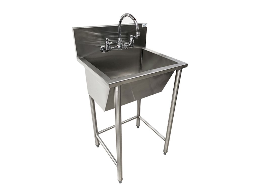 Un fregadero de acero inoxidable con grifo sobre fondo blanco.