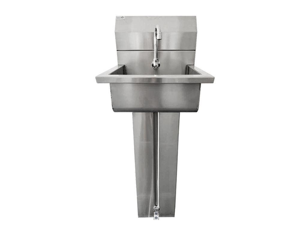 Un fregadero de acero inoxidable con grifo sobre fondo blanco.