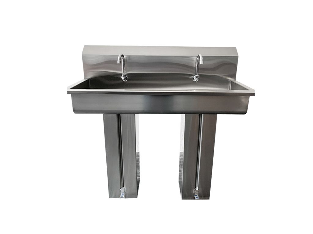 Un fregadero de acero inoxidable con dos grifos sobre fondo blanco.