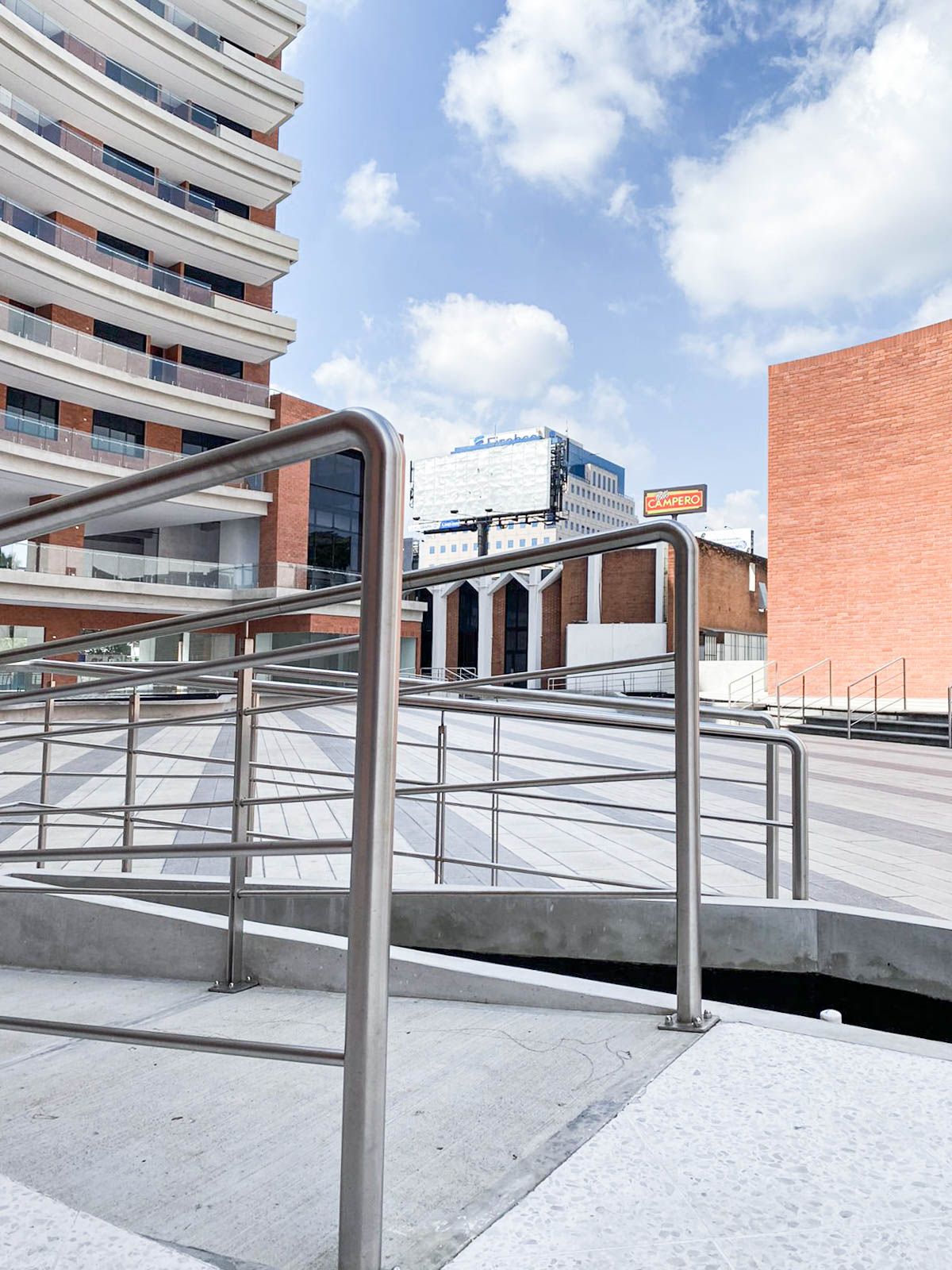 Una rampa con barandilla de acero inoxidable que conduce a un edificio.