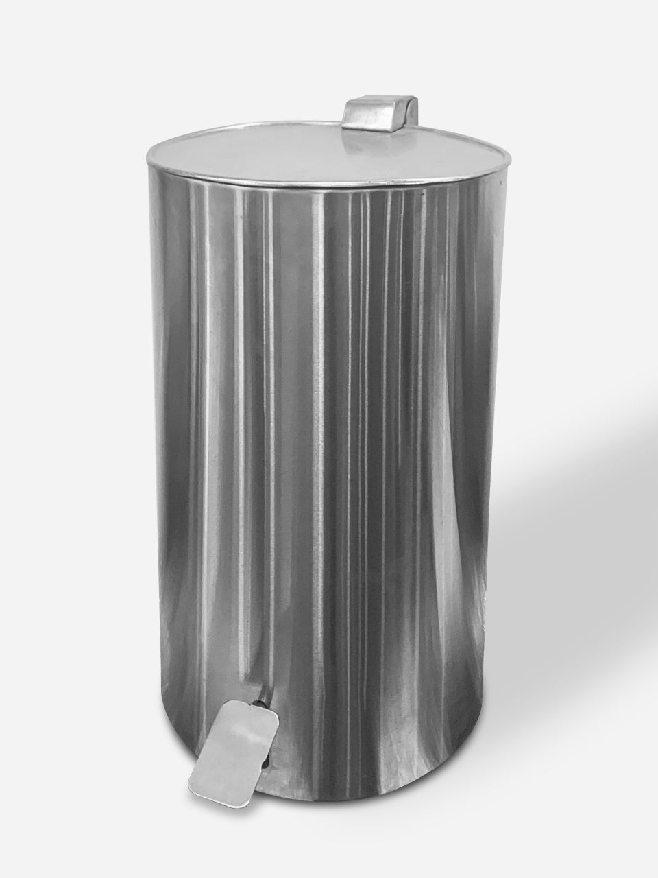 Un bote de basura de acero inoxidable está sobre una superficie blanca.