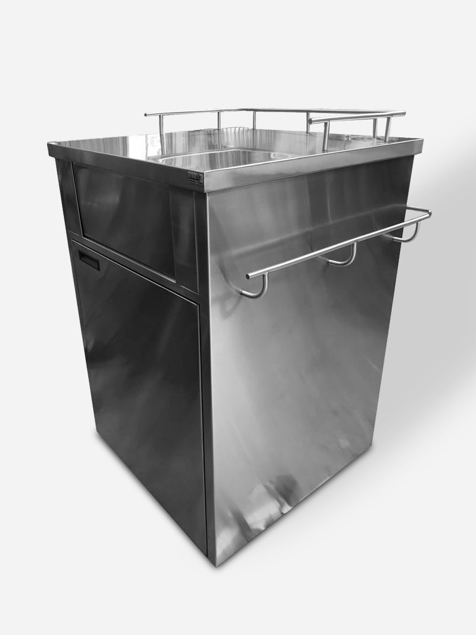 Un bote de basura de acero inoxidable con asa lateral