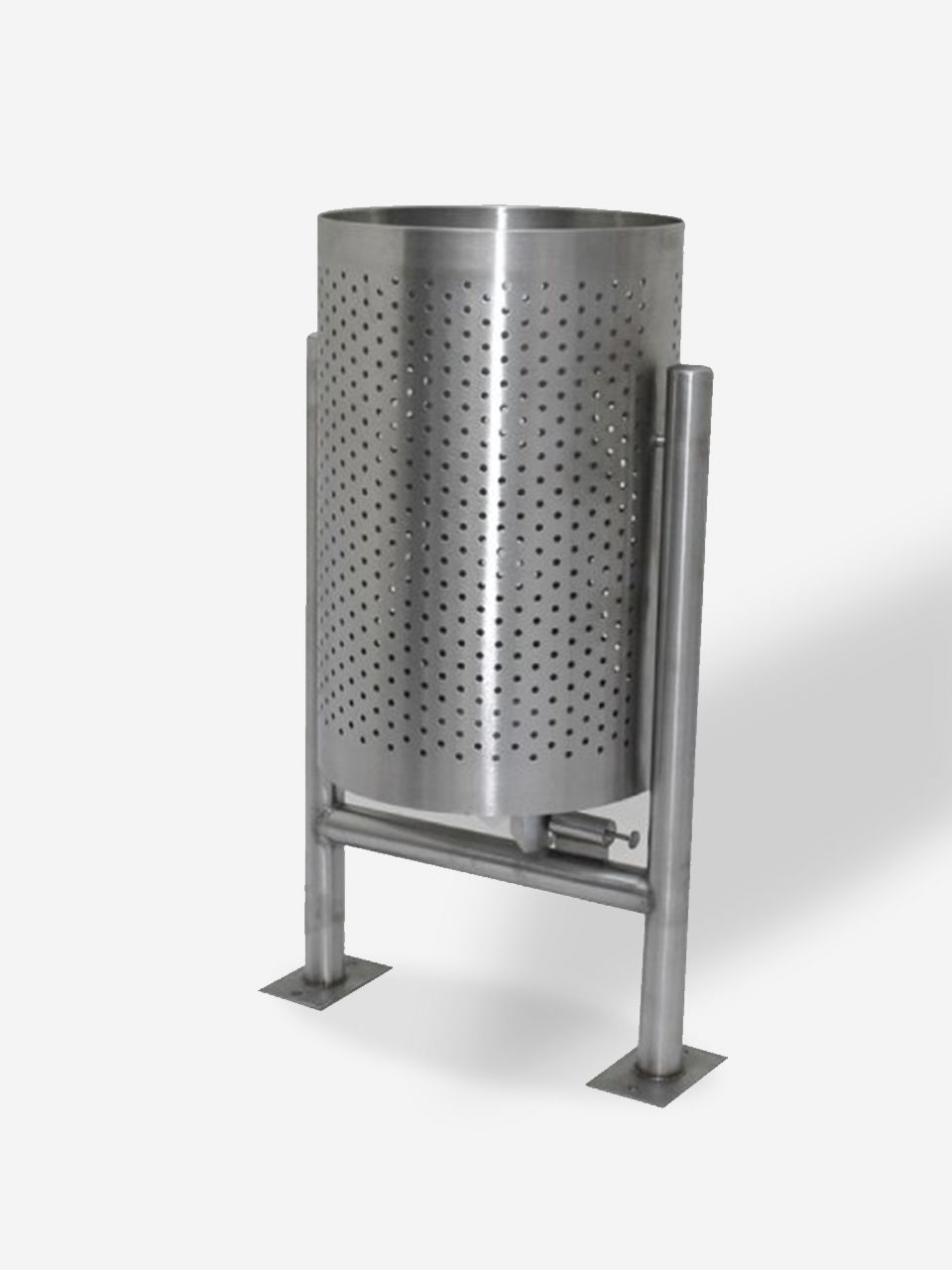 Un bote de basura de acero inoxidable con agujeros.