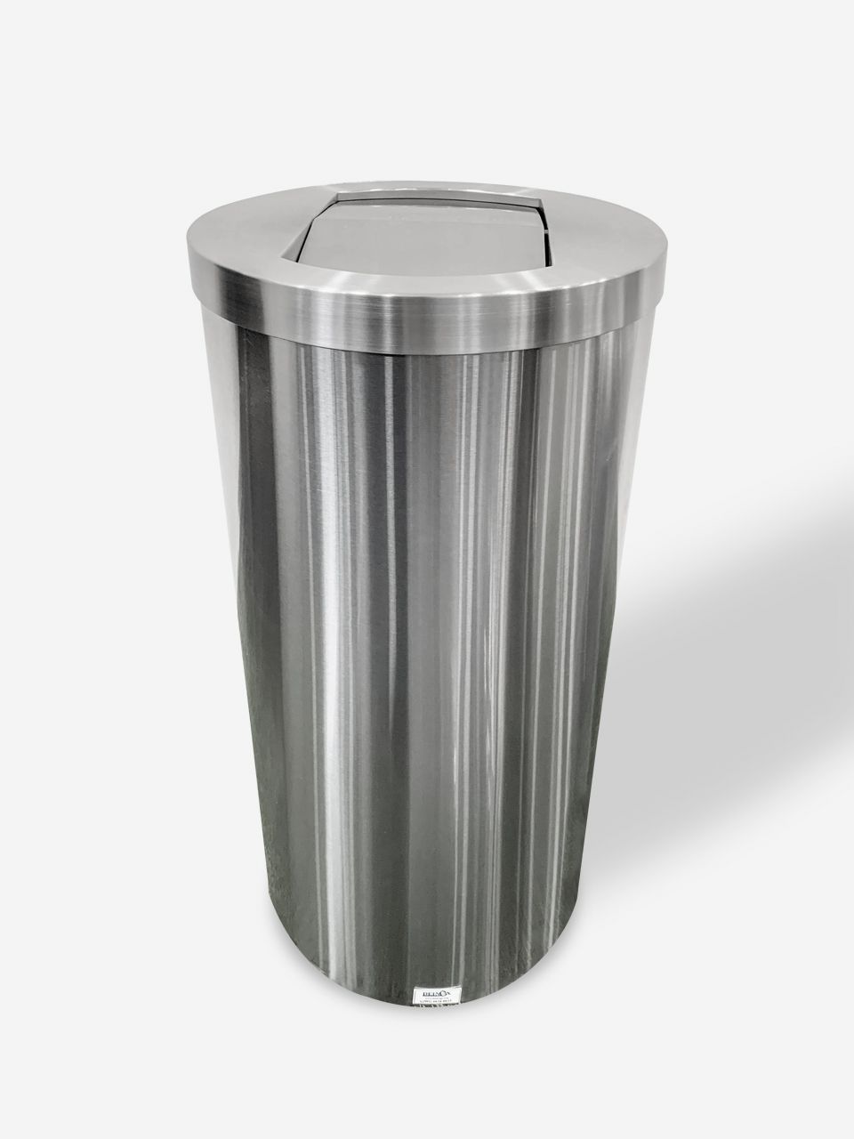 Un bote de basura de acero inoxidable con asa sobre fondo blanco.