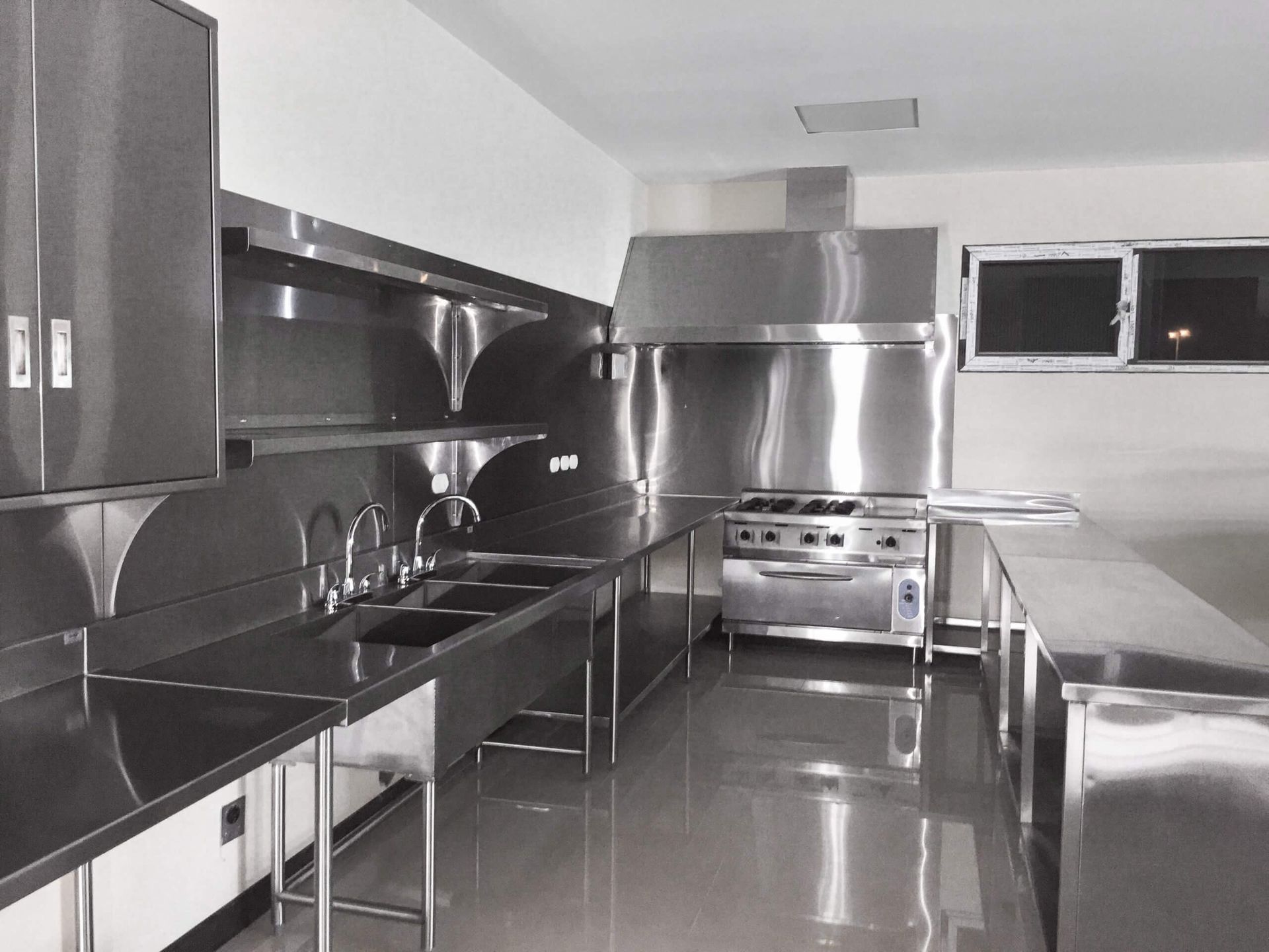 Una cocina con electrodomésticos de acero inoxidable y encimeras