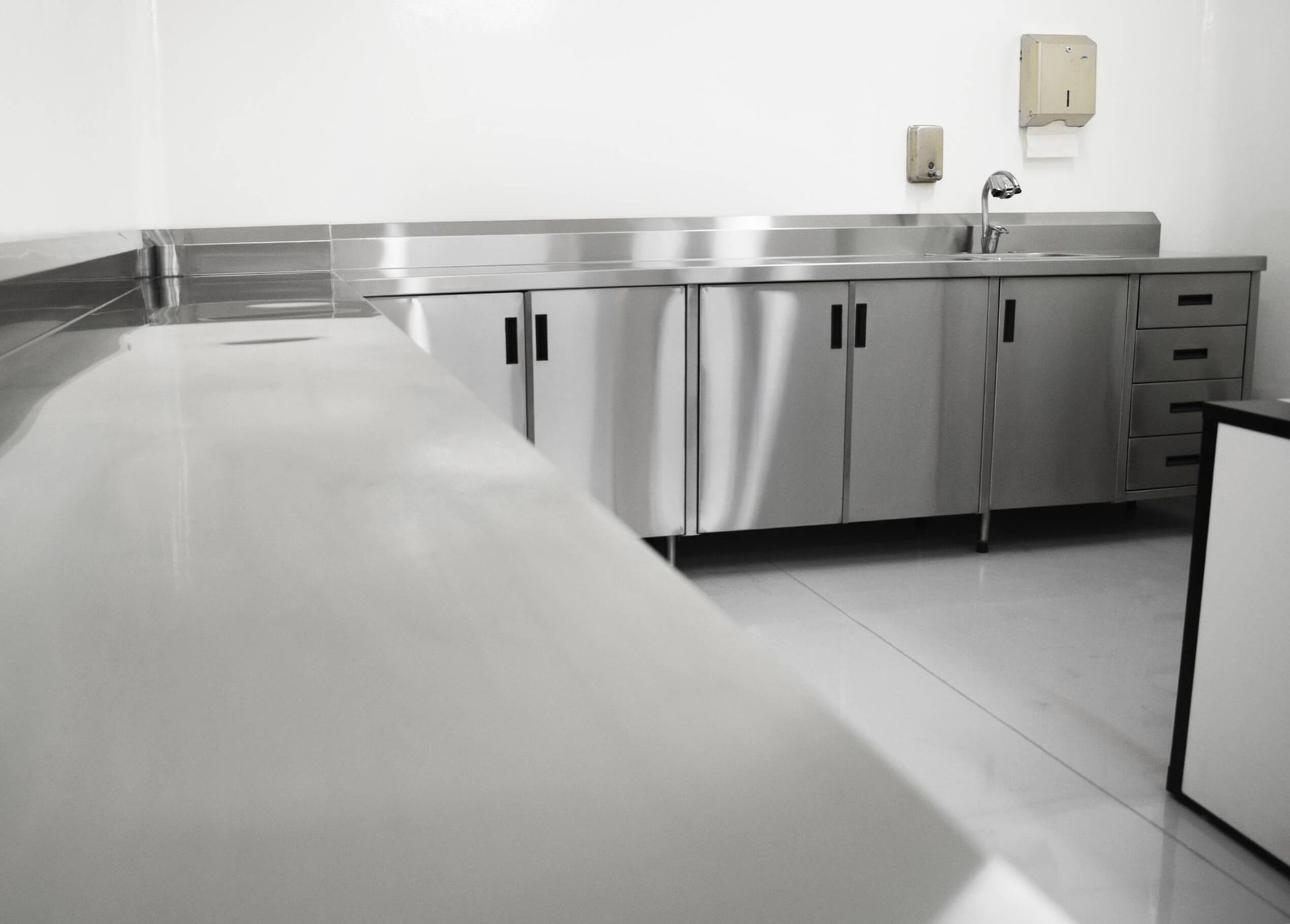 Una cocina con gabinetes de acero inoxidable y fregadero