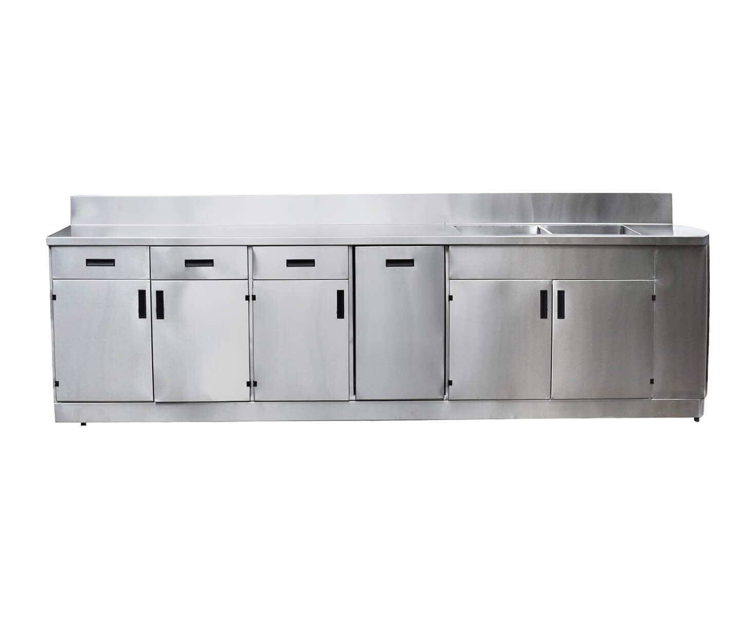 Un mueble largo de acero inoxidable con cajones y fregadero