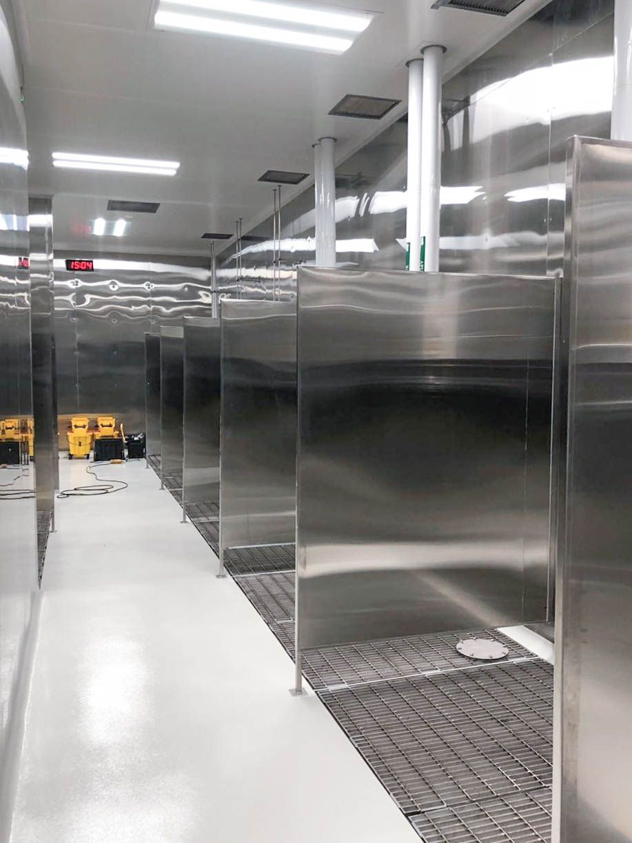 Un pasillo largo con muchas paredes de acero inoxidable