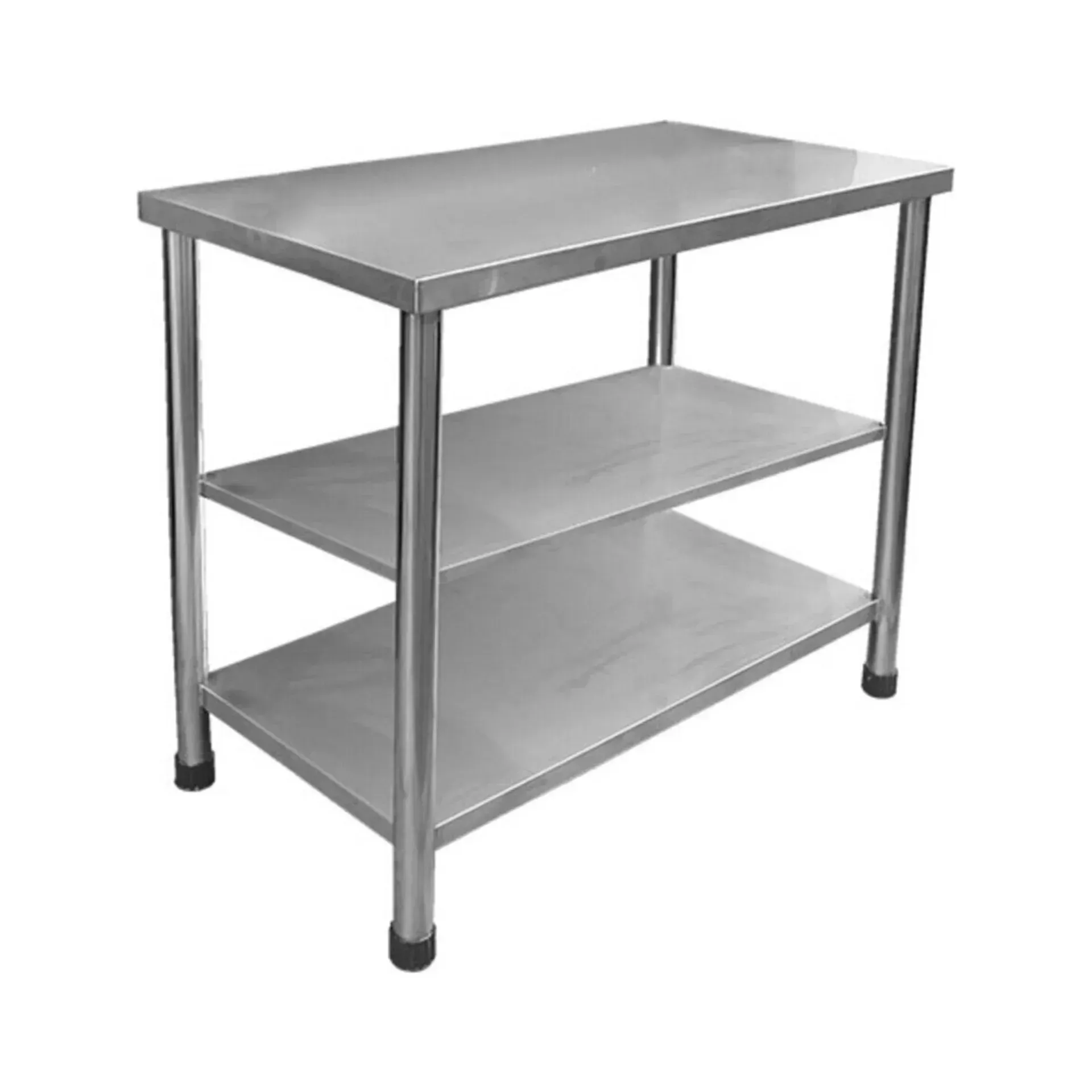 Una mesa de acero inoxidable con tres estantes sobre un fondo blanco.