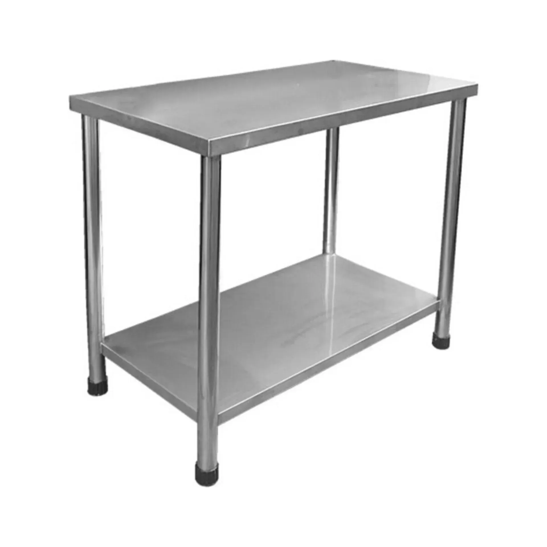 Una mesa de acero inoxidable con un estante debajo sobre un fondo blanco.