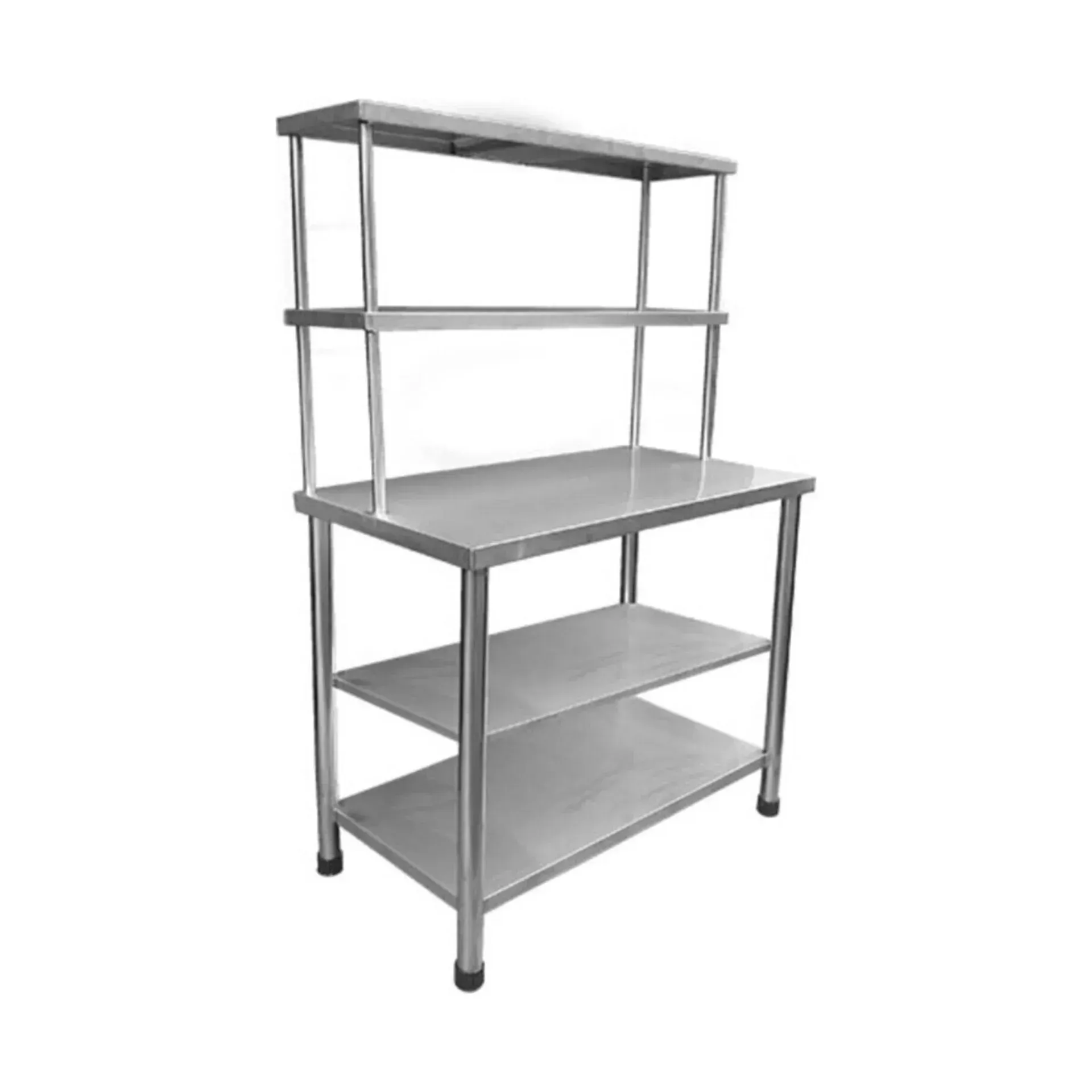 Una mesa de acero inoxidable con tres estantes sobre un fondo blanco.