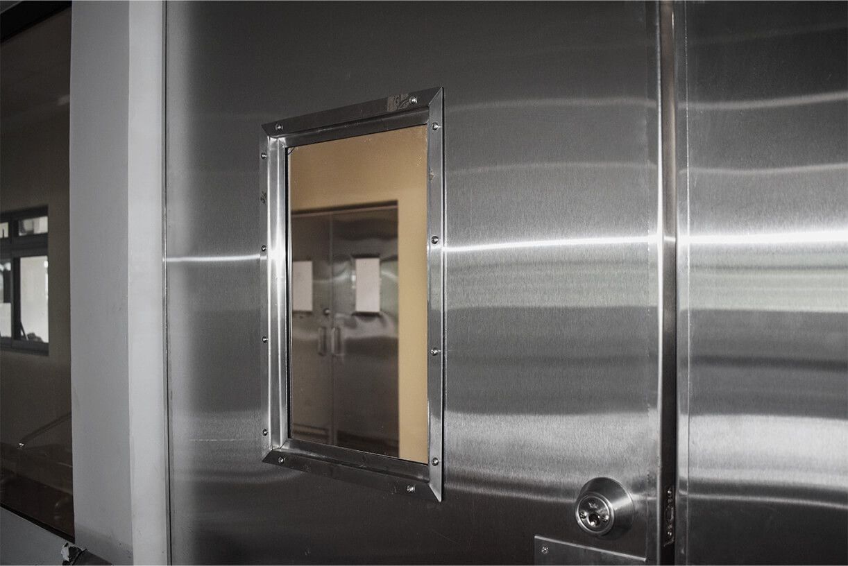 Una pared de acero inoxidable con una ventana.
