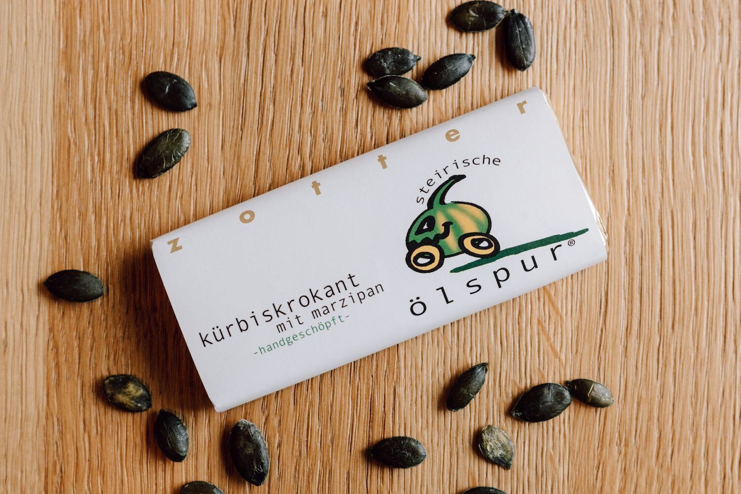 Schokolade steirische Ölspur - Kürbiskrokant mit Marzipan - handgeschöpft
